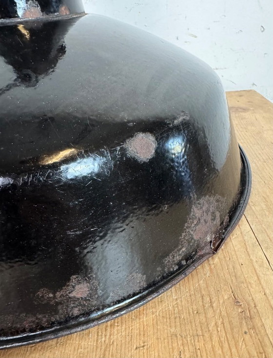 Image 1 of Industriële zwarte geëmailleerde fabriekslamp met gietijzeren bovenkant, jaren 50