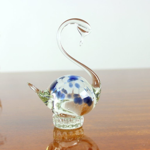 Vintage handgefertigter Kunstglas-Schwan mit mehrfarbigen Einschlüssen, Tschechoslowakei, 1960er Jahre