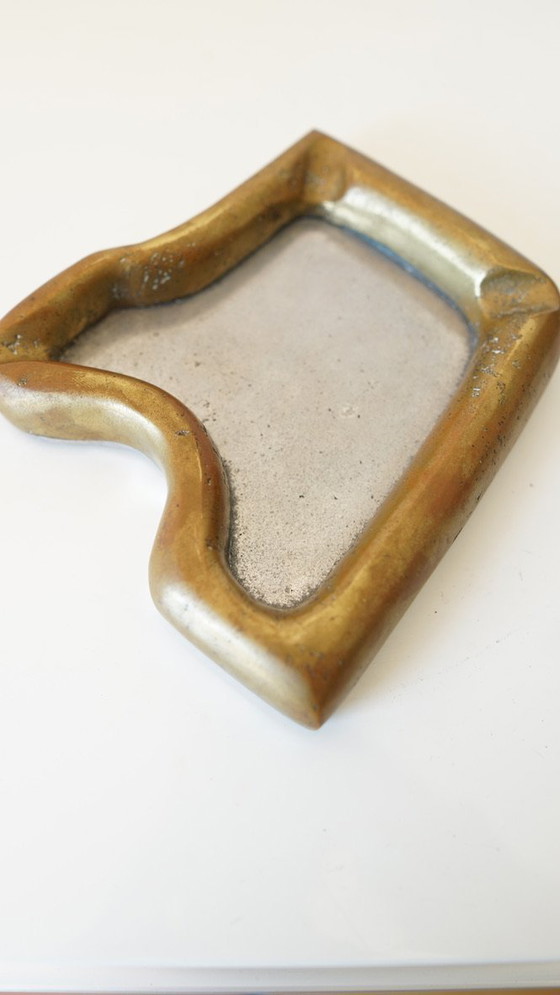 Image 1 of Posacenere asimmetrico in ottone – Design brutalista di David Marshall – Anni '80