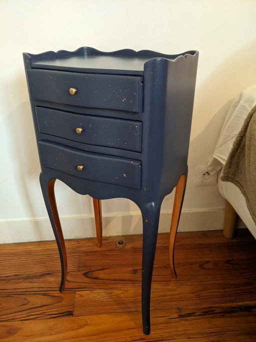 Restaurierter Nachttisch im Stil Louis XV, marineblau und mit Blattgold verziert