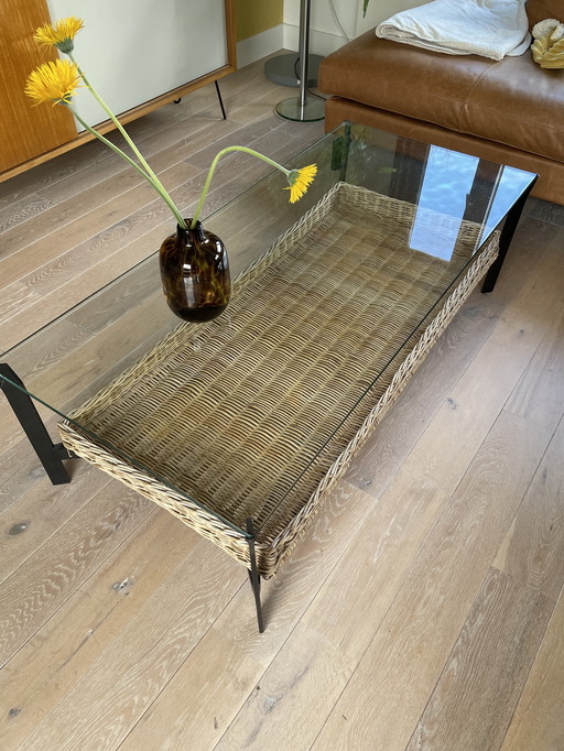 Coffee table 70s glass top and wicker basket