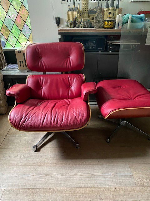 Poltrona Eames con poggiapiedi