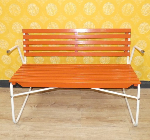 Banc vintage des années 60, banc de jardin original, orange, véranda, café, intérieur, métal, bois, rétro, milieu du siècle