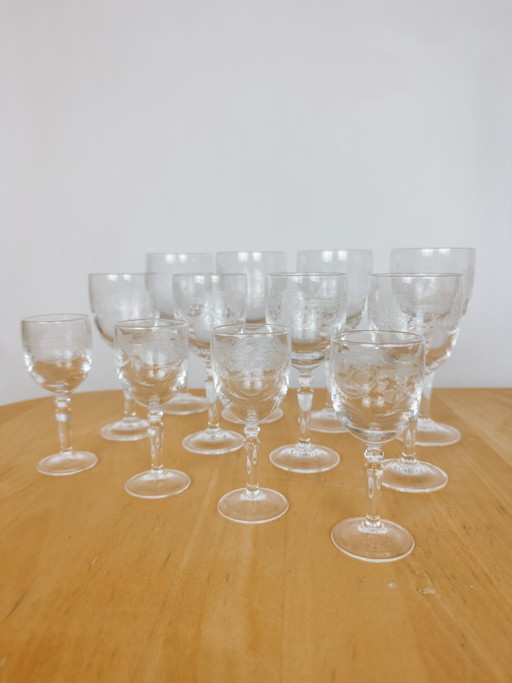 Set di 12 bicchieri da vino vintage con dettagli intagliati