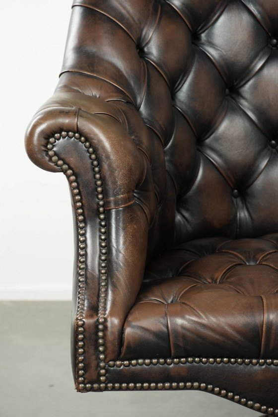 Image 1 of Grote bruine rundleren vintage chesterfield bureaustoel in hoogte verstelbaar en draaibaar op wieltjes met siernagels 