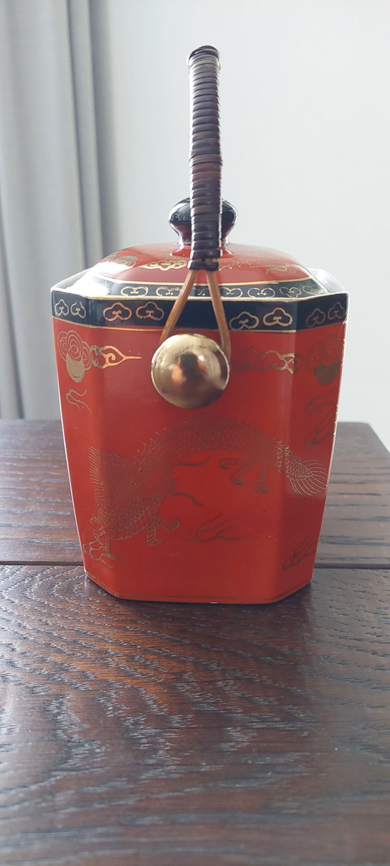 Image 1 of Caja de té de porcelana asiática antigua con esmalte rojo.
