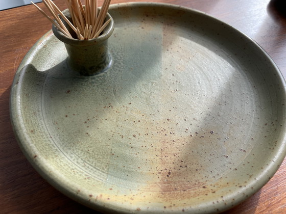 Image 1 of Assiette à tapas avec pot en céramique pour les bâtonnets de cocktail