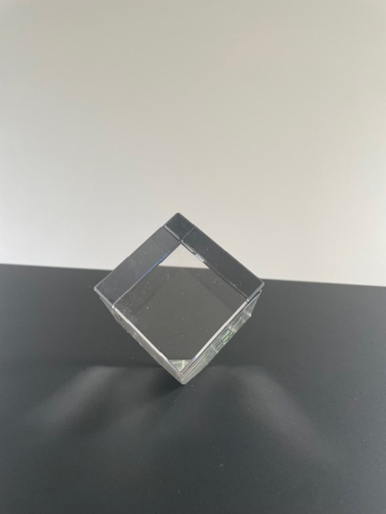Image 1 of Cubo di vetro inclinato con effetto prismatico
