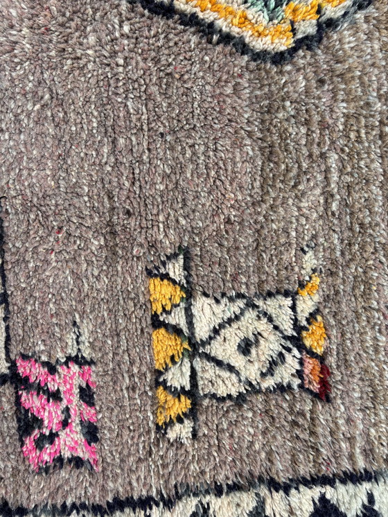 Image 1 of Alfombra bereber marroquí moderna de color gris