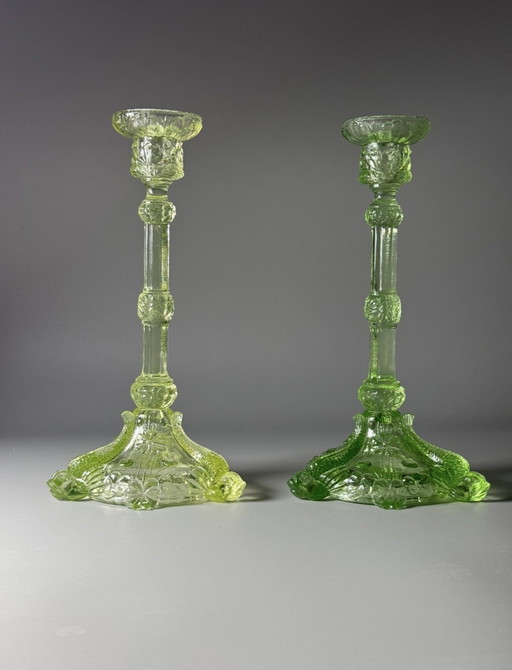 Paar antieke kandelaars van uraniumglas in de vorm van een dolfijn – Vallerysthal & Portieux, Frankrijk, (photo 2 of 15)