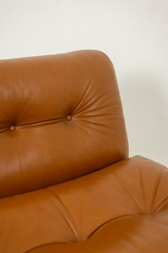 Image 1 of Mario Bellini, pour B&B  Fauteuil chauffeuse Amanta en cuir. Vers 1970