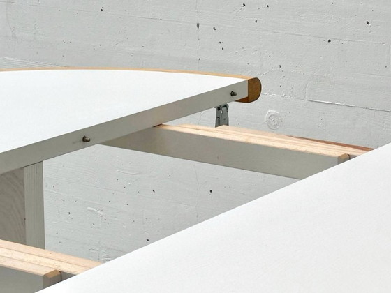 Image 1 of Tavolo da pranzo rotondo bianco, allungabile in legno massiccio