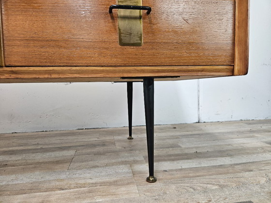Image 1 of Notenhouten ladekast uit de jaren 60 met details van ijzer en messing.