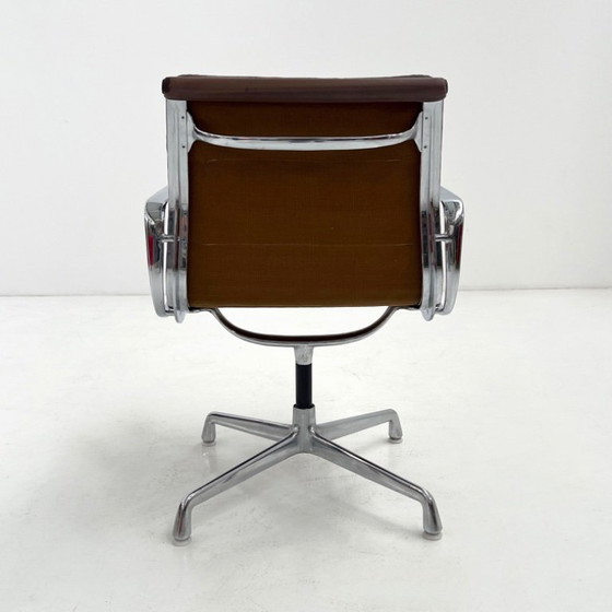 Image 1 of Bruine leren EA208 Softpad bureaustoel van C. & R. Eames voor Herman Miller, jaren 70.