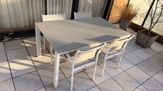 Image 1 of Modernes Gartenmöbelset, bestehend aus einem 4-Jahreszeiten-Tisch mit 4 Stühlen in Weiß und Grau