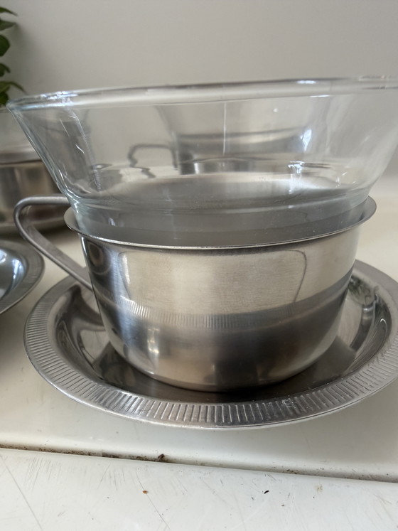 Image 1 of Juego de 4 vasos de té con soporte y platillos cromados.