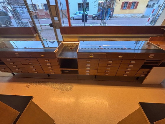 Image 1 of Interno completo di farmacia di metà secolo (a forma di U) – Realizzato su misura, anni '60