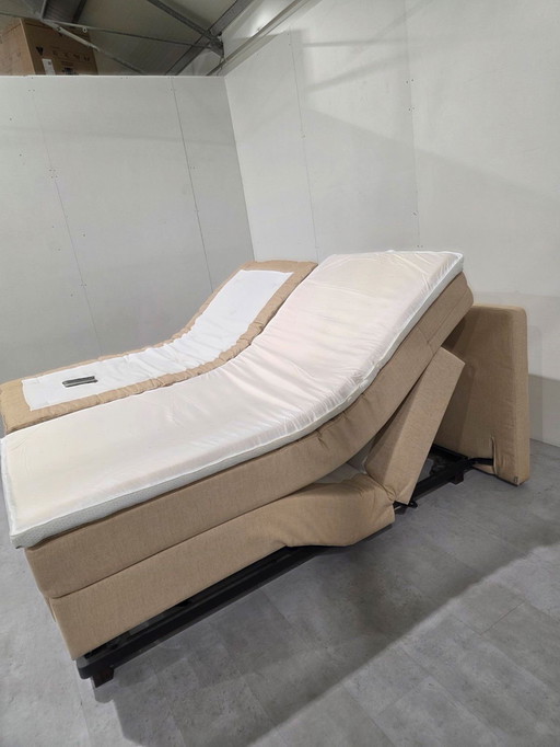 Auping Kiruna, Luxe Boxspring, volledig Electrisch , wireless bedieningen, 2-motorig, incl nette Auping matrassen +toppers