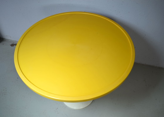 Image 1 of Tavolino vintage giallo stile Space Age degli anni '70 a forma di tulipano