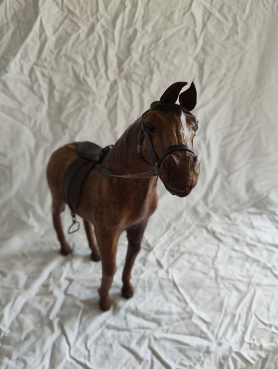 Cheval en cuir avec selle, 35cm de haut. – Objets déco, Métal (photo 5 of 7)