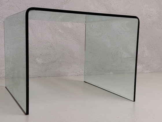 Image 1 of Tavolino laterale di design in vetro curvato, stile italiano.
