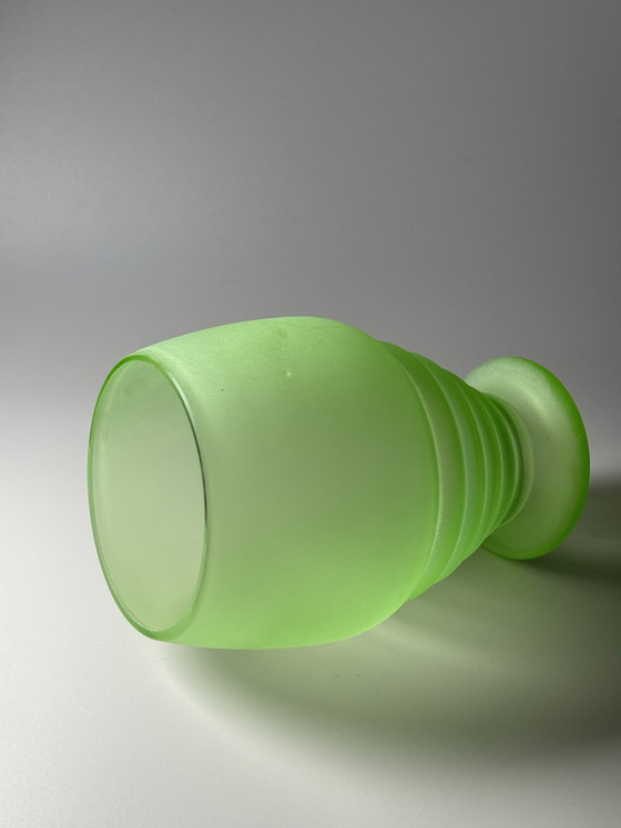 Image 1 of Vaso Art Déco in cristallo all'uranio con base a gradini – Design geometrico satinato – Anni '30