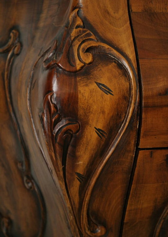 Image 1 of Cómoda sepulcral de nogal estilo Luis XV, siglo XX