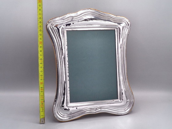 Image 1 of Marco de metal plateado repujado a mano, 13 x 18 cm.