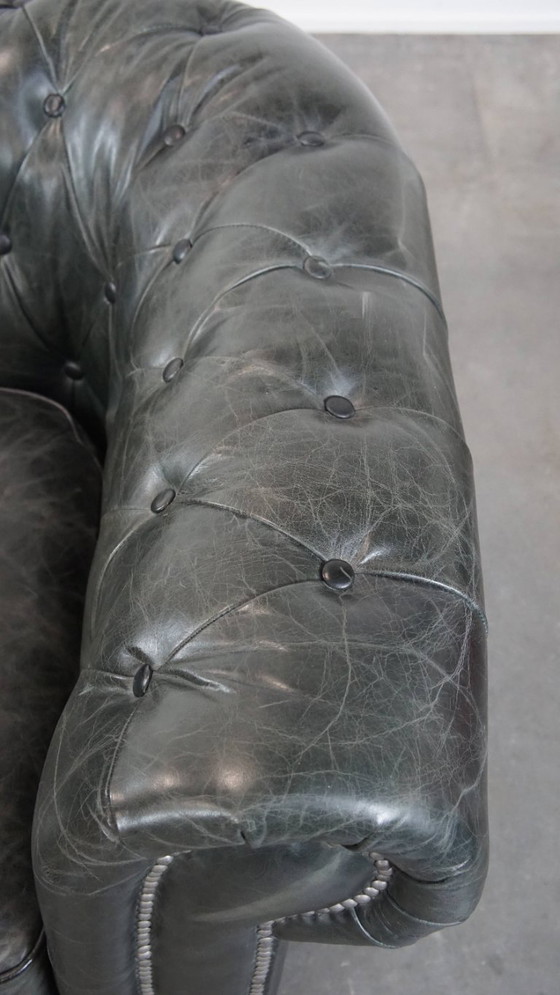 Image 1 of Ruime zwarte chesterfield fauteuil van generfd rundleer