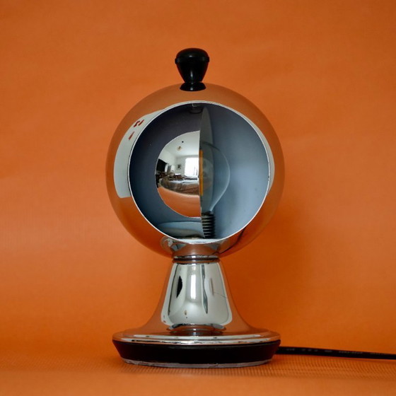 Image 1 of Chromen bolvormige "Eclipse" tafellamp – geïnspireerd op het iconische Space Age-design uit de jaren 60.