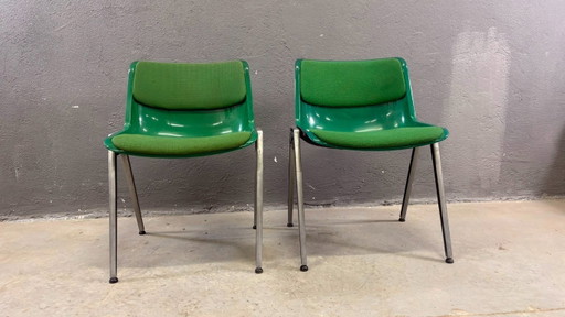 Een paar groene plastic conferentiestoelen in mid-century modern stijl, met chromen frame, jaren 1985, Italië