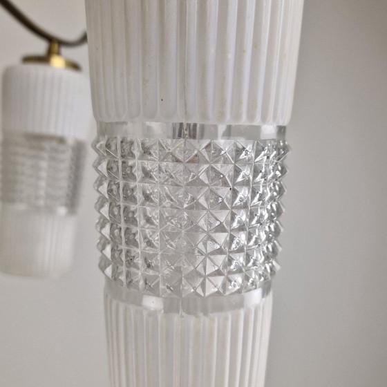 Image 1 of Lampadario italiano di metà secolo in ottone con paralumi in vetro stile Murano, anni '60