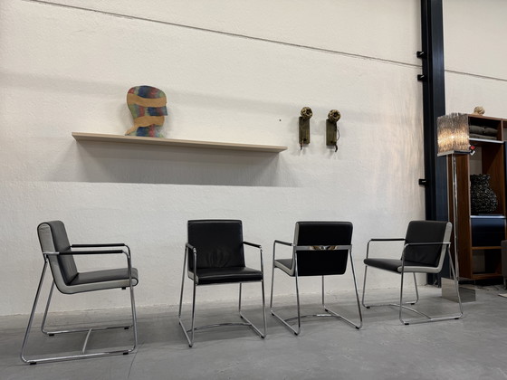 Image 1 of 4 sillas de comedor Leolux Spring Orchid en piel Black Dawn