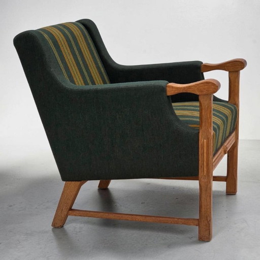Fauteuil danois des années 1970, en laine verte, avec revêtement en chêne massif.
