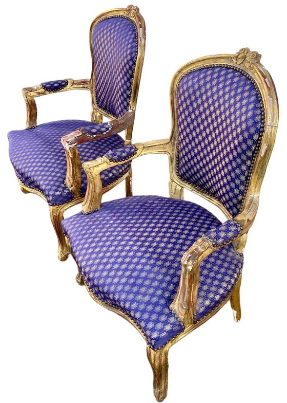 Image 1 of Een paar barokke fauteuils in Lodewijk XV-stijl, bekleed met blauwe satijnen stof met patronen.