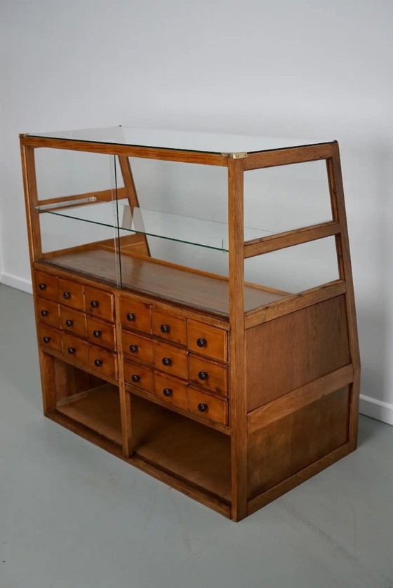 Image 1 of Antieke Spaanse fourniturenkast / winkeltoonbank in beuken- en eikenhout, jaren 1950