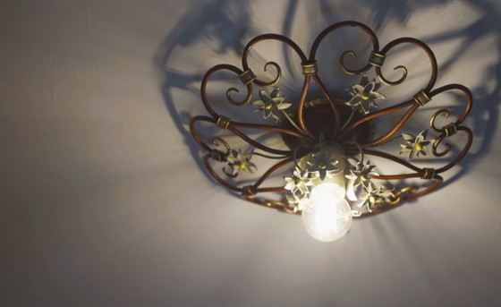 Image 1 of Lampada da soffitto italiana Tole a forma di petalo, colore rosso, oro e bianco, con motivo floreale, stile Mid-Century.