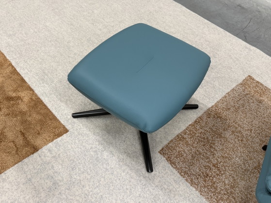 Image 1 of Poltrona Leolux Caruzzo plus con poggiapiedi in pelle blu