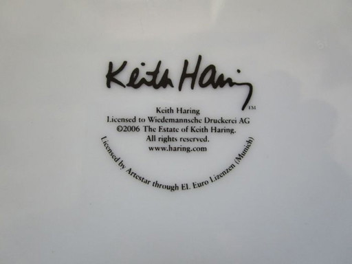 Vaisselle Keith Haring : 2 assiettes plates, 2 tasses à café et soucoupes, 1 tasse à expresso et soucoupe