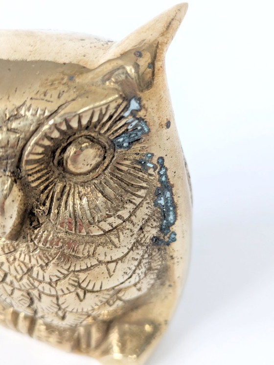 Image 1 of Statuetta vintage di gufo in ottone massiccio di metà secolo su ramo, decorazione in ottone dettagliata