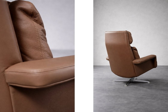 Image 1 of Fauteuil pivotant et repose-pieds en cuir marron, style danois moderne vintage, années 1970, ensemble de 2