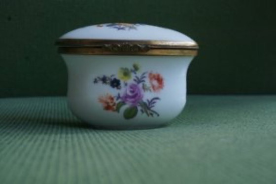 Image 1 of Tabacchiera in porcellana, XVIII secolo.