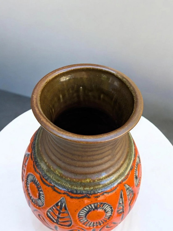 Image 1 of Vaso vintage Wekara, ceramica della Germania occidentale degli anni '60, marrone con smalto rosso e motivo floreale