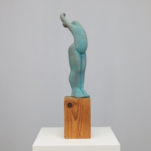 Scultura figurativa femminile di Francine Govers, anni '90