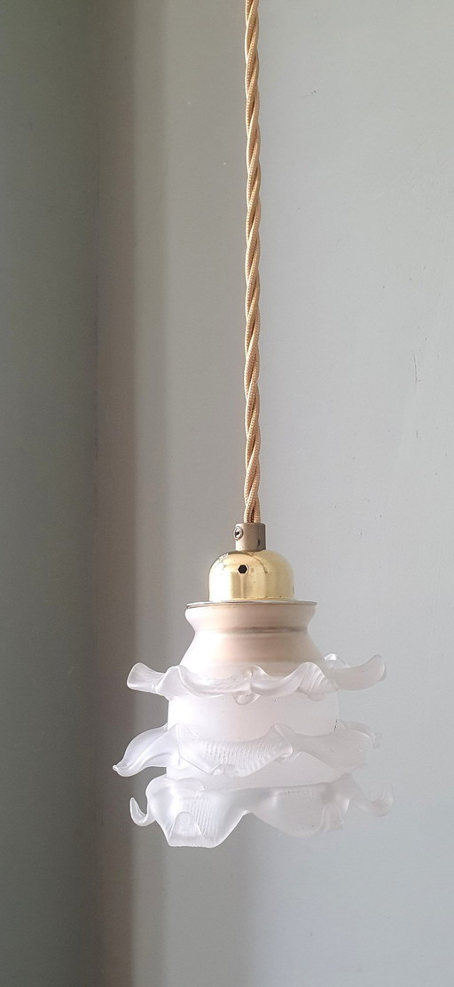 Antike Glas-Hängelampe. Tulpen- oder Rosenlampe aus mattiertem Glas.