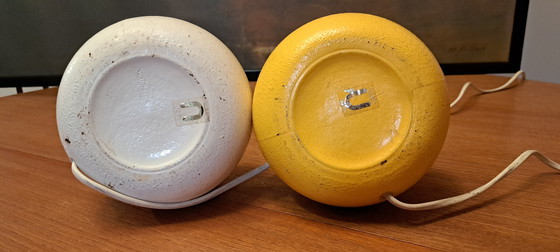 Image 1 of 2 Retro Tafellampen – Wit & Geel, Keramiek, Uniek Interieur Copenhagen