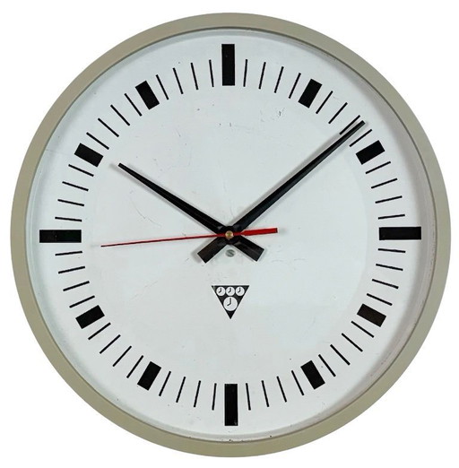 Industrielle graue Bakelit-Wanduhr von Pragotron, 1970er Jahre