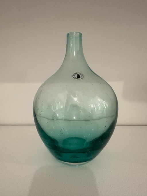 Vase en verre soufflé bleu – Artisanat et légèreté