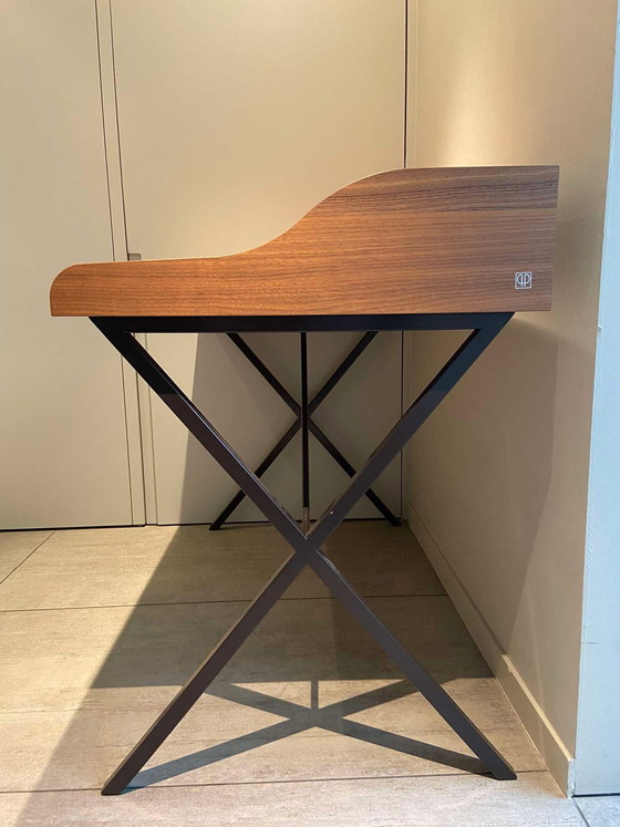 Image 1 of Schreibtisch Urseline Europäischer Nussbaum - Ligne Roset Designer: Pierre Paulin