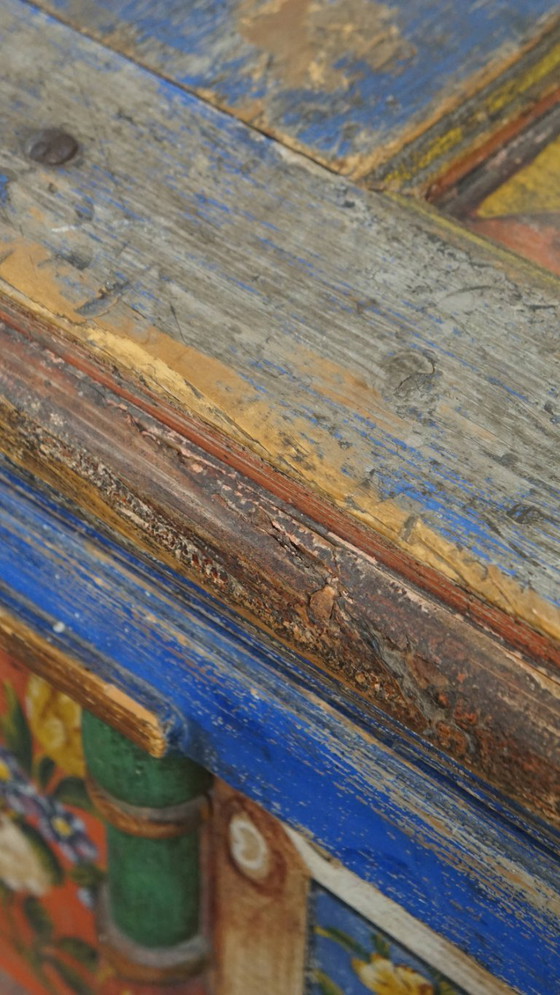 Image 1 of Le coffre de mariée/table basse antique peint à la main du 19e siècle